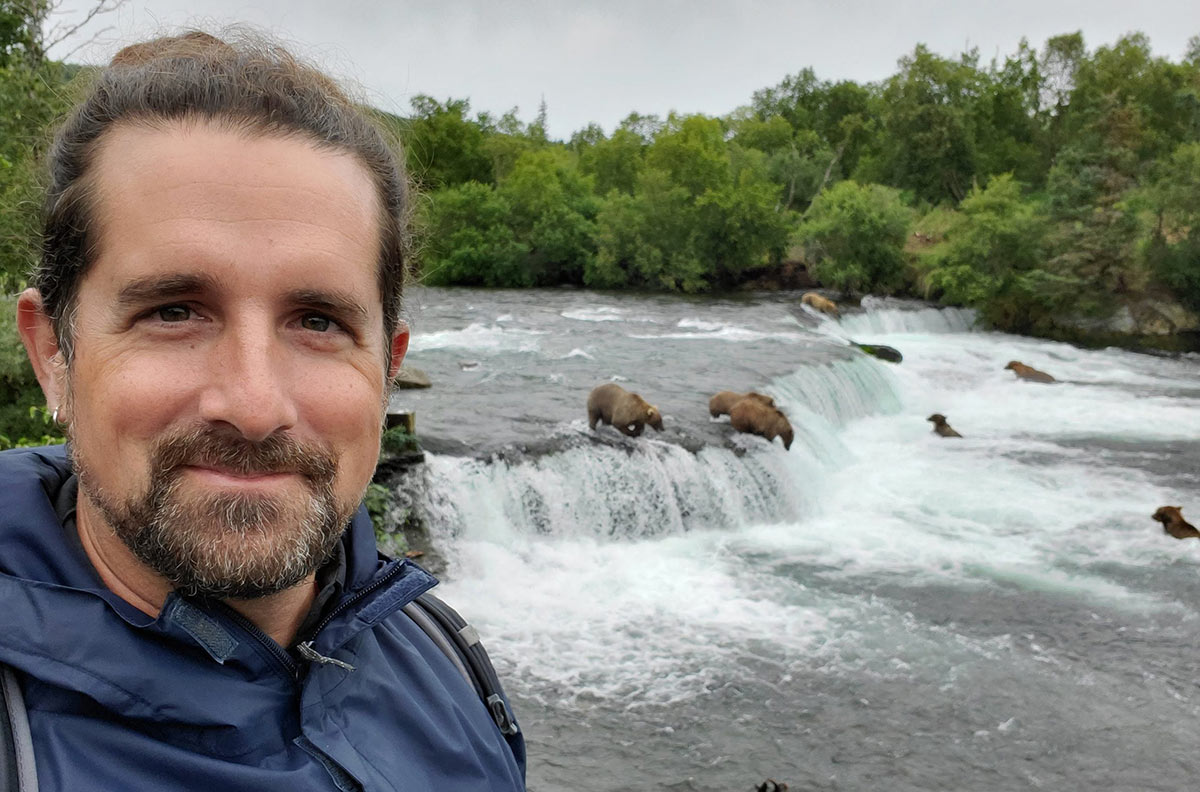 Grizzlies & Glaciers Tour Guide With Bears