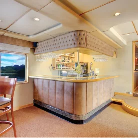 Savor a drink made by our onboard bartender in the cozy lounge, where you can immerse yourself in the stunning views of Alaska’s landscapes.
